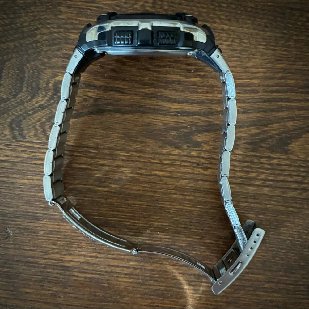 Casio AE2000W Digital Watch with Metal Band EUC - Picture 7 of 9